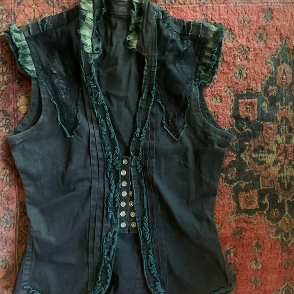 Elegant Black and Green Women's Top - Picture 1 of 1